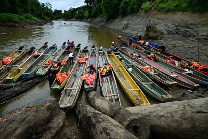 Migrantes venezolanos limpian embarcaciones en el Centro de Recepción Temporal de Migrantes en Lajas Blancas, en la selvática provincia de Darién, 250 km al este de la Ciudad de Panamá.