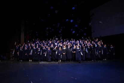 Durante la ceremonia, 98 alumnos fueron proclamados como bachilleres.