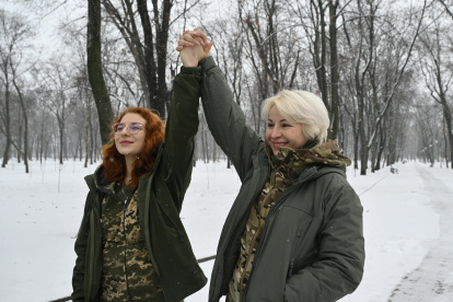 Las militares ucranianas Natalia (der.), de 53 años, y su hija Veronika (izq.), de 26, de la 100.ª brigada mecanizada, posan para una foto durante una entrevista con la AFP en un lugar no revelado de la región de Donetsk.