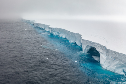 Esta imagen difundida por EYOS Expeditions el 19 de enero de 2024 muestra una vista aérea del iceberg A23a en las aguas del Océano Austral frente a la Antártida el 14 de enero.