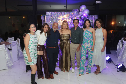 Rosaura y su esposo, Guido Arteaga, con sus hijos, Doménica, Estefanía, Diego, Paulette y Adriana Arteaga Herrera.