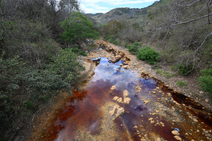 Vista general del río San Sebastián contaminado por la actividad minera en Santa Rosa de Lima, departamento de La Unión, El Salvador.
