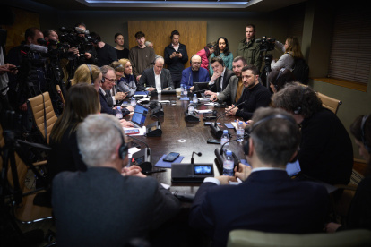 El presidente ucraniano, Volodímir Zelenski (d) mantiene una reunión con periodistas ucranianos y británicos.