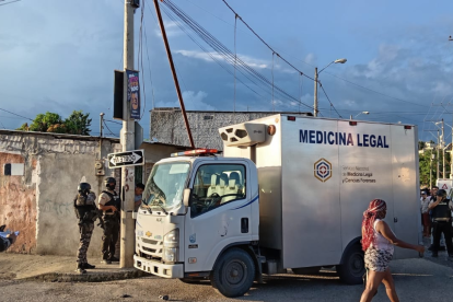 El carro de Medicina Legal hizo su arribo al sitio del suceso.