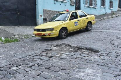 Daños. La Epmmop dice que tienen un plan de rehabilitación vial. Sin embargo, los quiteños cuestionan el mal estado de las vías. Algunas que fueron intervenidas presentan nuevos huecos.