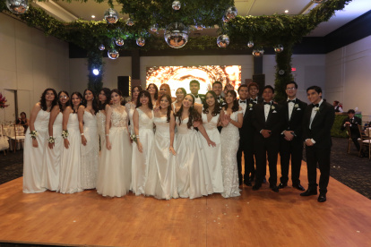 Los alumnos asistieron muy elegantes a su fiesta de graduación.