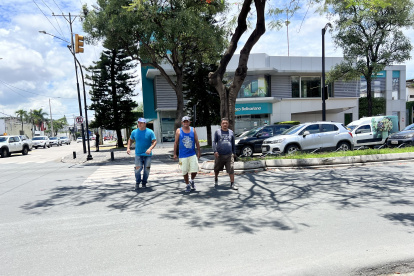 Ausencia. En Urdesa como en otras ciudadelas, las líneas de cruce peatonal no están delimitadas en la calzada. Estas señalan dónde el peatón tiene derecho de paso obligatorio.