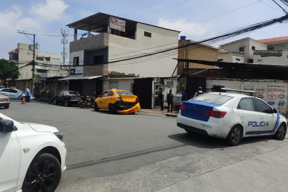 El taxi involucrado en el ataque a un vehículo blindado en el norte de Guayaquil.