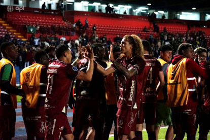 Los jugadores de Mushuc Runa y su festejo tras la victoria 2-1 sobre Orense que les dio el boleto a la fase de grupos de la Copa Sudamericana.