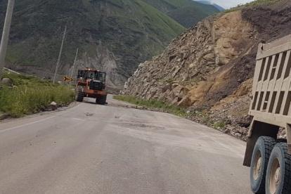 Maquinaria realiza trabajos de limpieza en la vía Cuenca-Girón-Pasaje.