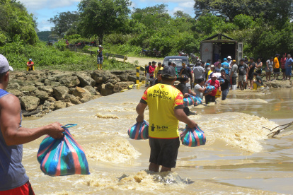 En Salanguillo se formaron cadenas humanas para pasar los alimentos debido al desbordamiento del río. Este lugar está aislado.