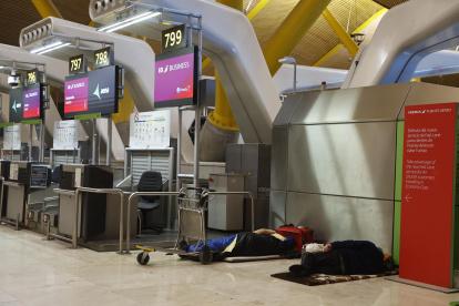 Unas quinientas personas sintecho que duermen en el aeropuerto de Madrid, el más grande de España, esperan con incertidumbre que las autoridades españolas alcancen un acuerdo para realojarles.