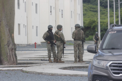 Policías y fuerzas armadas realizan allanamientos en los bloques de Socio Vivienda 4 tras la masacre.