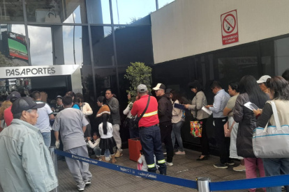 Las personas se acercan a la matriz del Registro Civil en Quito, pero sus funcionarios señalan que no hay turnos para sacar el pasaporte hasta mayo.