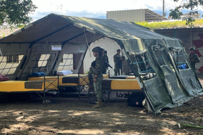 En cada base militar pernoctan 54 efectivos militares, quienes utilizan carpas conocidas como "cintelas"