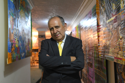 El artista quiteño es conocido por elaborar fusiones entre los volúmenes geométricos, las cromáticas brillantes y los universos abstractos.