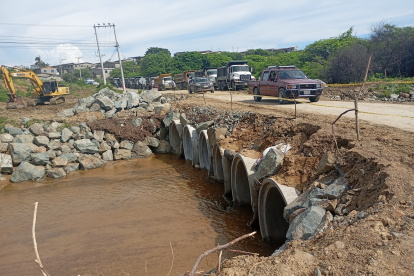 Litoral. Pequeños viaductos en comunas de General Villamil Playas han quedado afectados por el invierno.