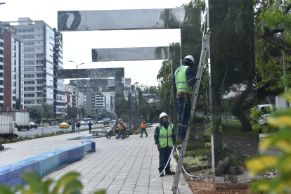 En el Bulevar de Los Shyris, trabajadores instalan 21 estructuras arquitectónicas.