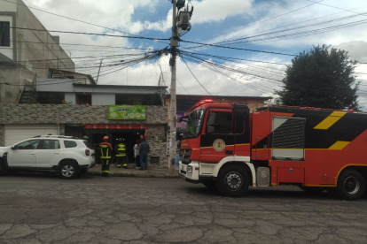 Bomberos de Quito atendió una deflagración ocasionada por una fuga de gas en el sector de la Vaca de Castro al norte de Quito.