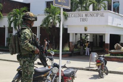 Tibú (Colombia). Un soldado vigila frente a la Alcaldía local.