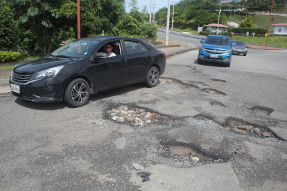 Villa del Rey. Los residentes están rellenando los baches con piedras para evitar caídas severas.
