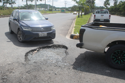 En algunos puntos de las vías internas que conectan una ciudadela con otra, los baches superan el metro de extensión.