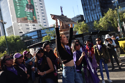 Varias mujeres que participan en una manifestación por el Día Internacional de la Eliminación de la Violencia contra las Mujeres, en Ciudad de México (México).