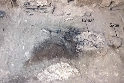 Restos del individuo fallecido "in situ" en su lecho en el Collegium Augustalium, Parque Arqueológico de Herculano en Nápoles, Italia