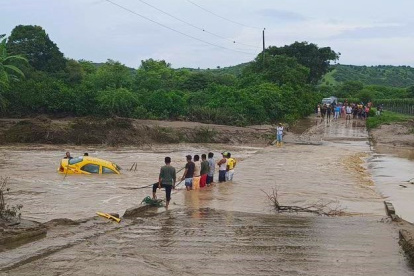 Así terminó un taxi que fue arrastrado por la corriente en la comuna Manantial de Colonche, en Santa Elena.