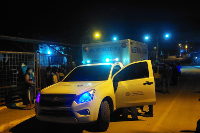 La policía acudió al levantamiento de los cuerpos en Anconcito y Palmar donde ocurrieron las muertes la noche del 7 de marzo.