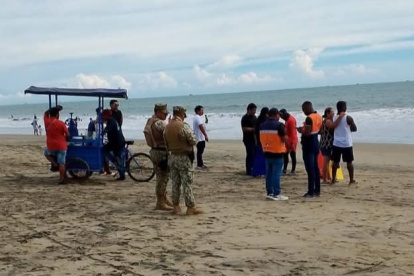 Las autoridades y personal de rescate en Playas aún buscan al joven que fue arrastrado por las olas en Playas.
