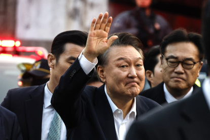 El presidente surcoreano, Yoon Suk Yeol, saluda a sus simpatizantes tras salir de prisión, este sábado 8 de marzo.