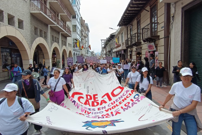 Decenas de mujeres participaron en la marcha por el Día Internacional de la Mujer que se desarrolló en Cuenca.