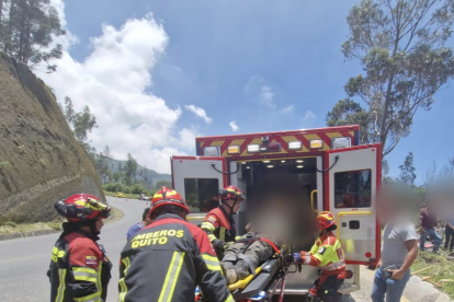 Se registró un accidente de tránsito en la vía a Papallacta, km 4.5. Una persona quedó atrapada en el vehículo