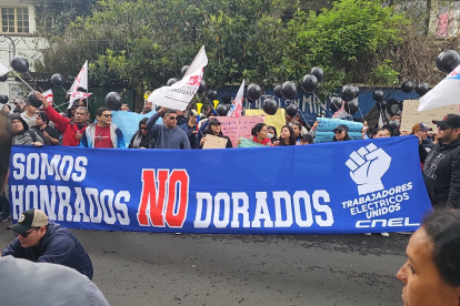El Sindicato de trabajadores de CNEL realiza una protesta, tras el fallo de la Corte Constitucional.