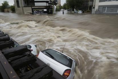 Fotografía de una calle inundada por fuertes lluvias este viernes, en Bahía Blanca (Argentina).