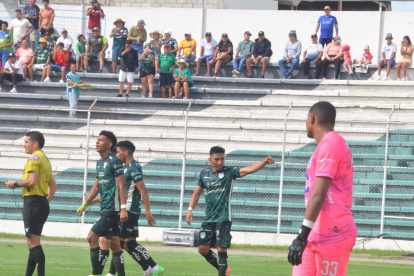 Ángel Mena destaca como atacante en Orense.