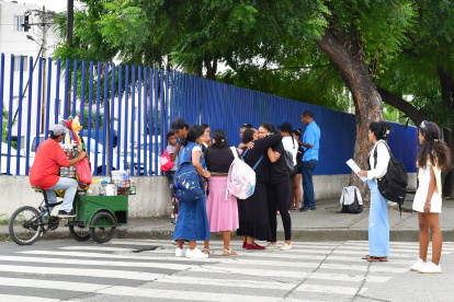 Este 8 de marzo de 2025, familiares de los reos buscaban información sobre el paradero de sus seres queridos.