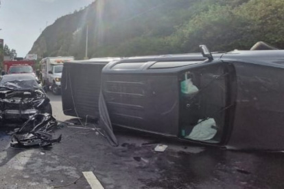 Un camioneta y dos vehículos pequeños estuvieron involucrados en el choque.