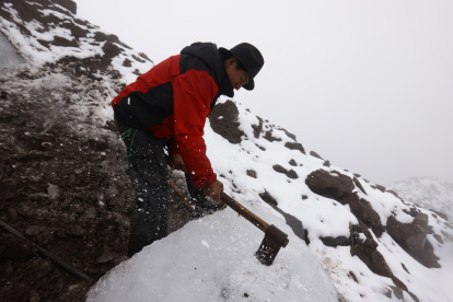 Con un pico, Juan Uscha le da forma a un bloque de unas 60 libras.