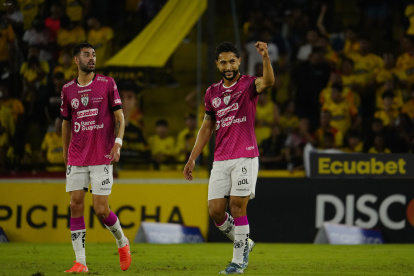El delantero colombiano Jeison Medina (d) es la figura de los rayados.