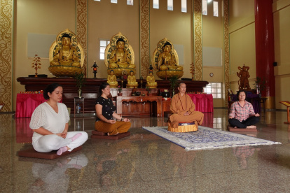 Experiencia. Voluntarias meditan en un salón junto a la maestra Yendi.