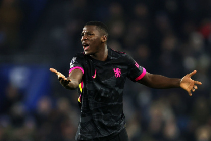 Moisés Caicedo destaca en la volante de Chelsea.