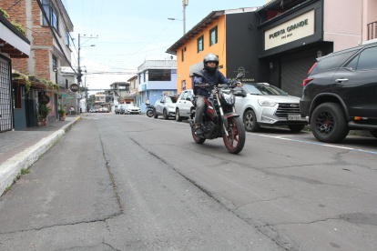 La calle García Moreno y Eloy Alfaro, en el barrio San Marcos, está deteriorada.