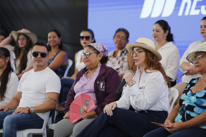 El presidente Daniel Noboa y la ministra de la Mujer y DD. HH., Ariana Tanca, participaron el 8 de marzo de 2025 en un dialogo con mujeres de Manabí.