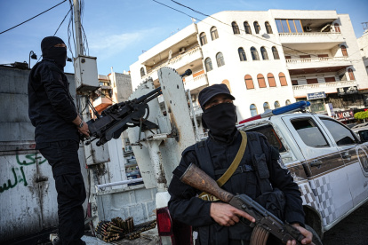 Las fuerzas de seguridad sirias vigilan un puesto de control tras los enfrentamientos entre las fuerzas gubernamentales y los partidarios del antiguo régimen, en Latakia.