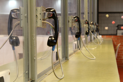 Fotografía de archivo en donde se aprecia un plano detalle de los teléfonos de la sala de visitas a los presos en una cárcel de Estados Unidos.