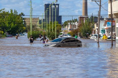El fuerte temporal inundó con dos metros de agua a algunos barrios de Bahía Blanca, en Argentina.