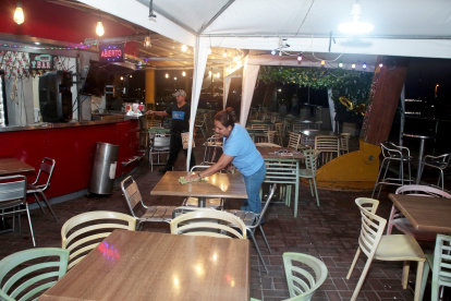 Quienes laboran en los locales de comidas lamentan las bajas ventas.