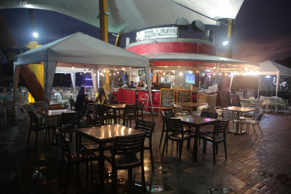 Los negocios abiertos al público en el Malecón del Salado tienen pocos visitantes, otros están completamente olvidados y cerrados.